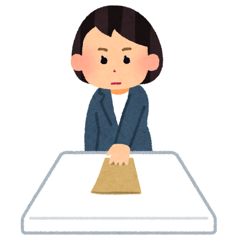 封筒を差し出す女性のイラスト|第3号被保険者の届出手続きイメージ